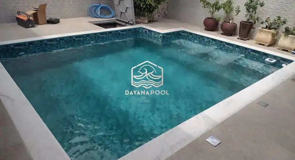 kolam renang garapan dayanapool dengan keramik berwarna biru muda
