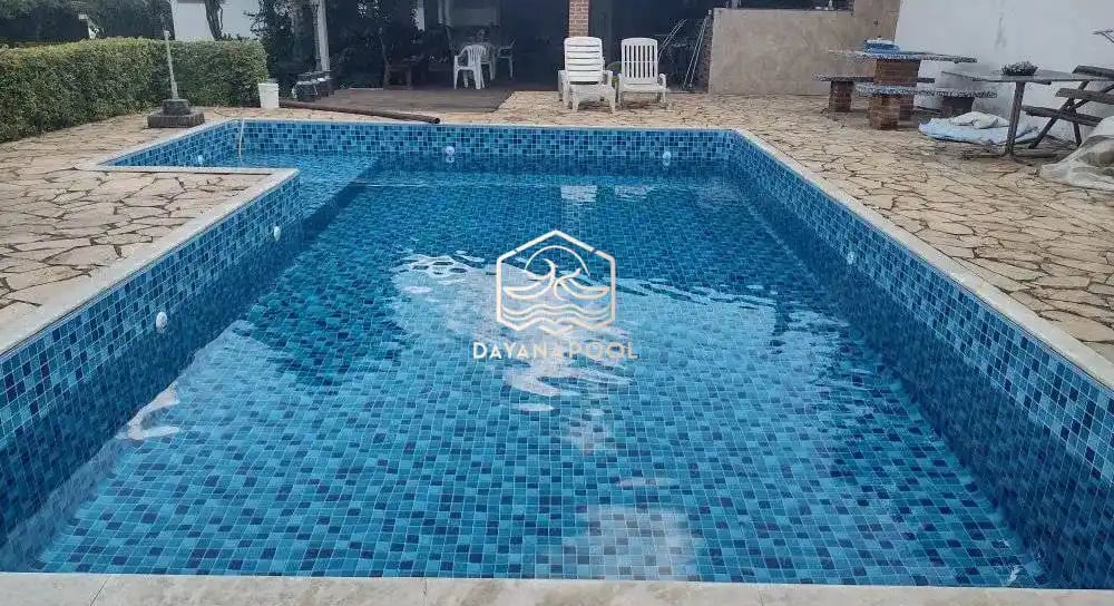 Kolam renang air hangat mewah di Bandung dengan pemandangan kota dan pegunungan.