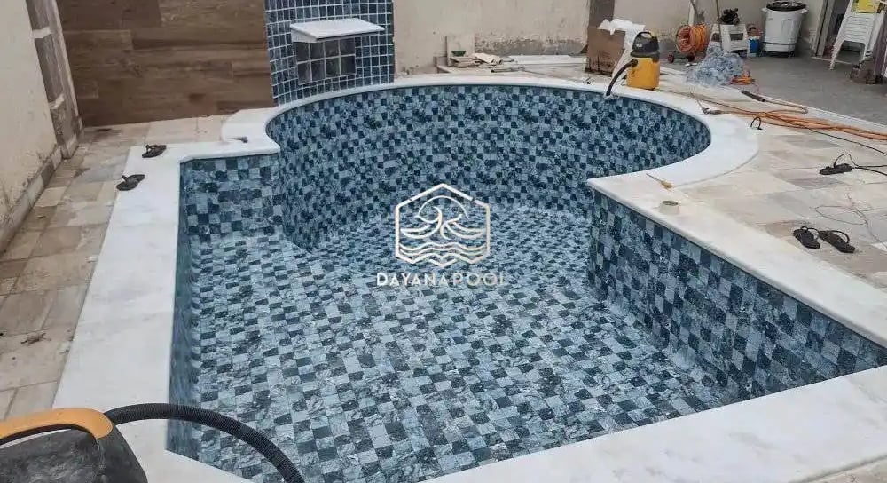 Desain kolam renang air hangat modern dengan air terjun buatan di Cianjur.