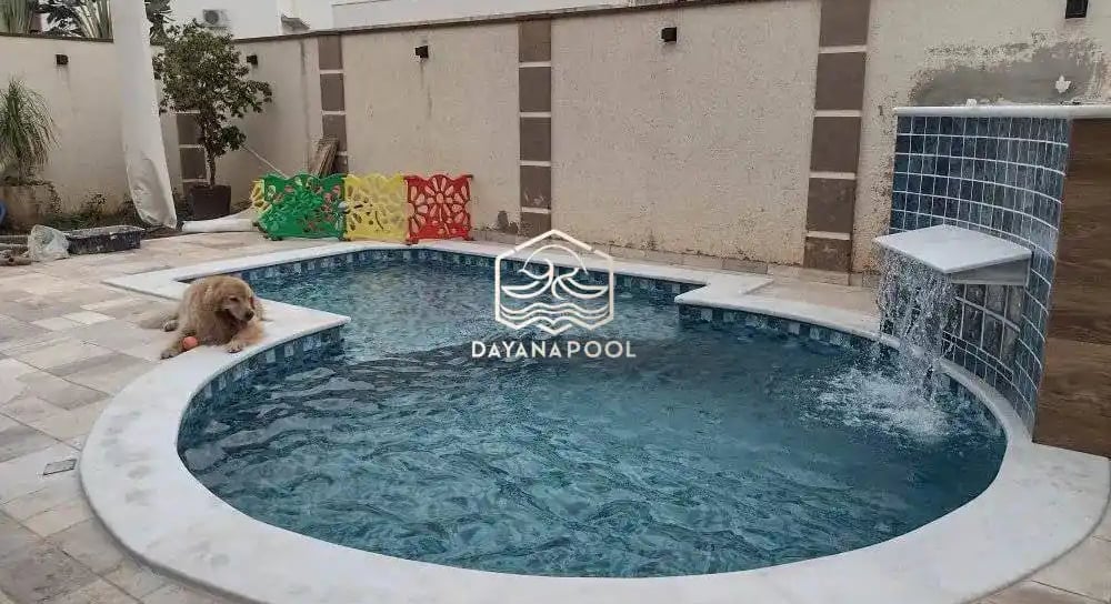 Kolam renang air hangat mewah di Cirebon dengan pemandangan pegunungan.