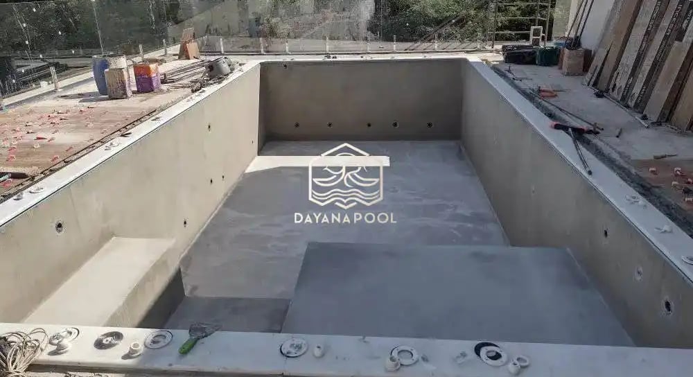 proses pemasangan batu bibir kolam renang
