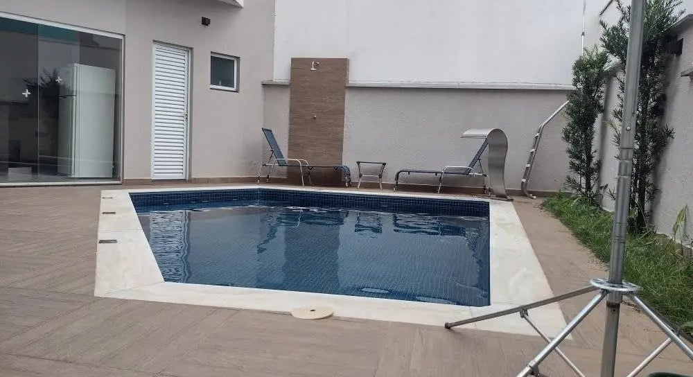 Kolam renang desain elegan di Pati buatan dari tim dayanapool