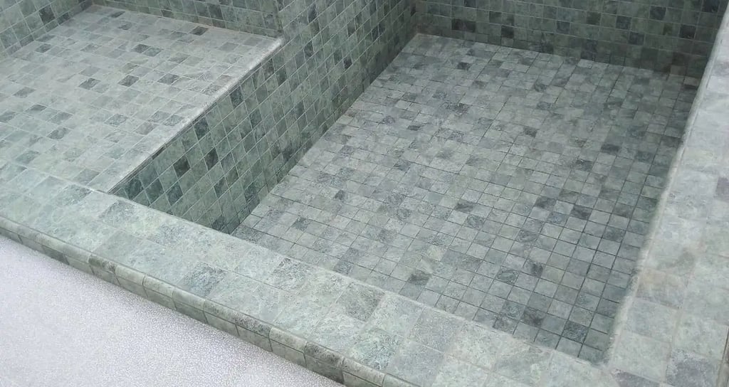 Desain kolam renang air hangat modern dengan air terjun buatan di Cianjur.