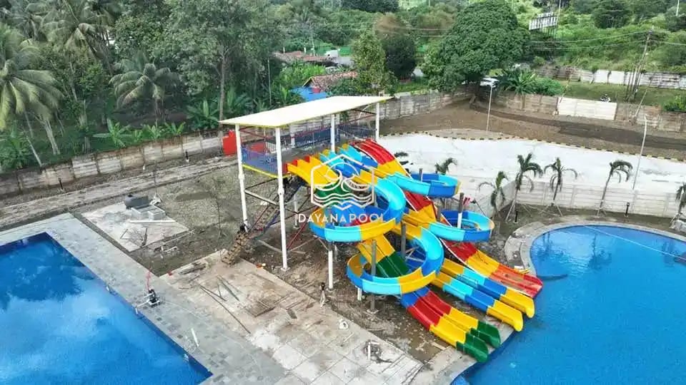 kolam renang anak lengkap dengan perosotan nya.