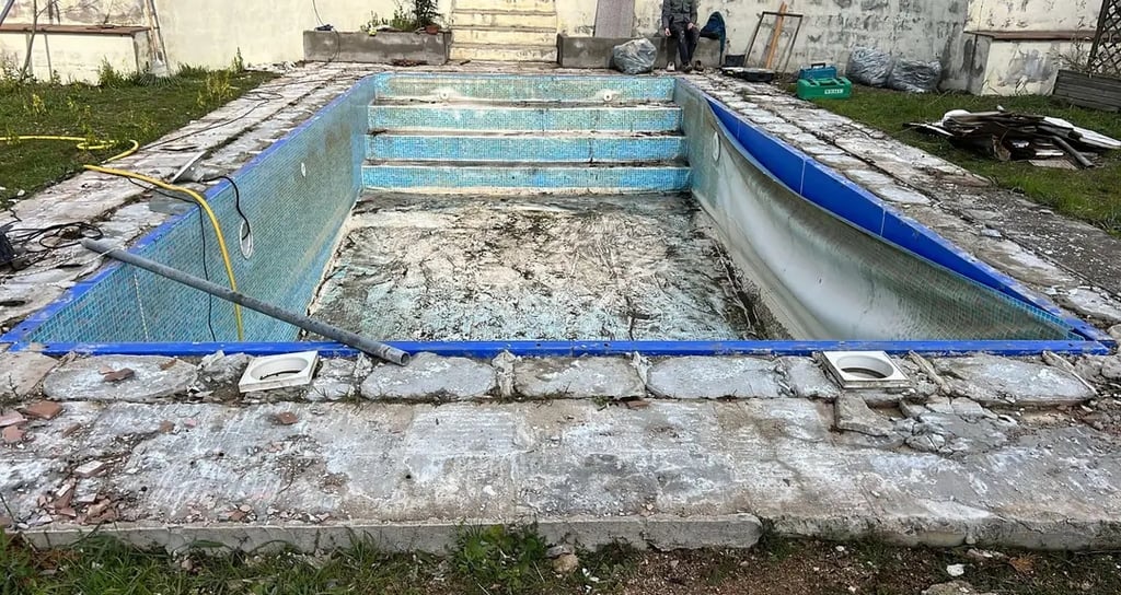 renovasi kolam renang penggantian keramik dan kebocoran kolam renang