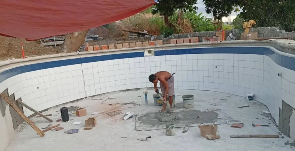 pemasangan keramik kolam renang bergaya bali