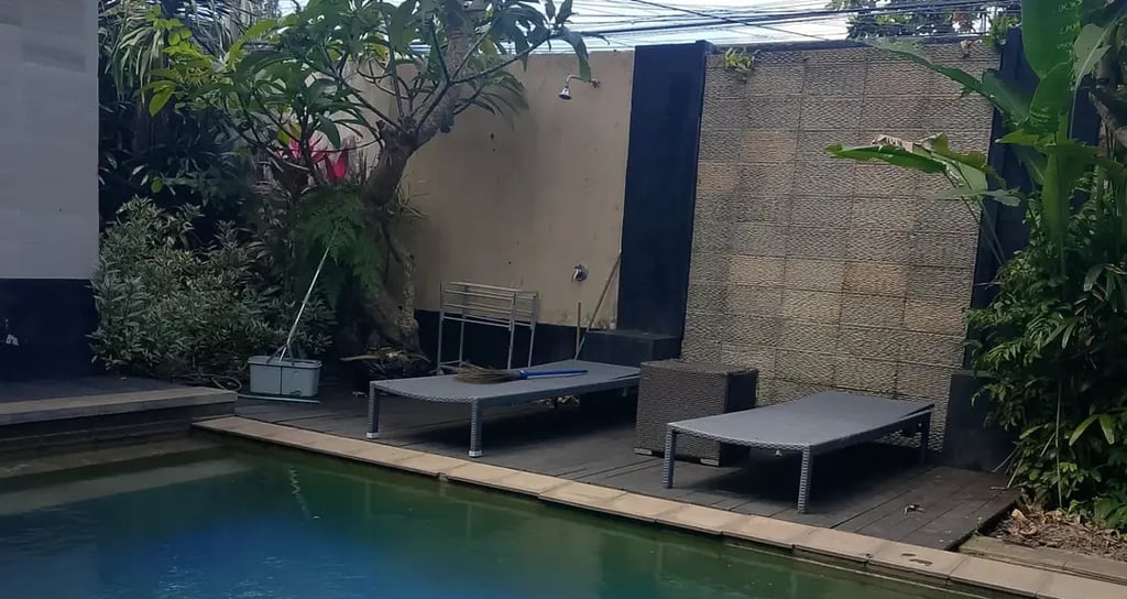 kolam renang minimalis dengan sistem overflow