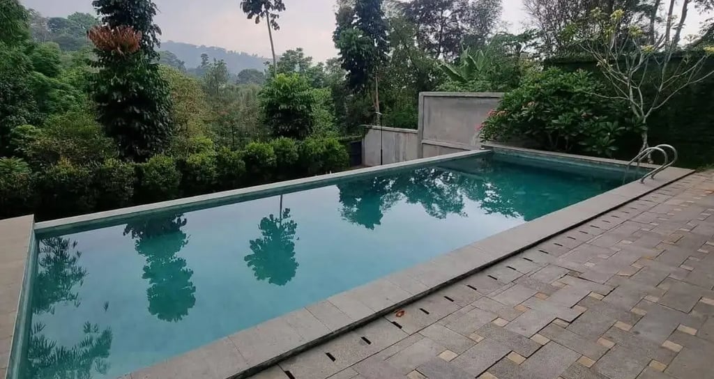 Kolam renang desain elegan di Semarang buata dari tim dayanapool
