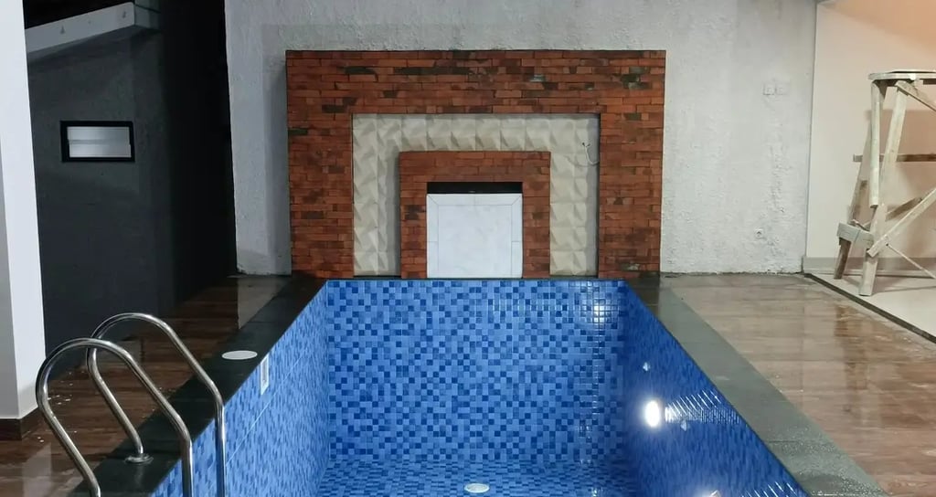 3. Suasana malam kolam renang air hangat di villa Kabupaten Bandung, lampu menyala.