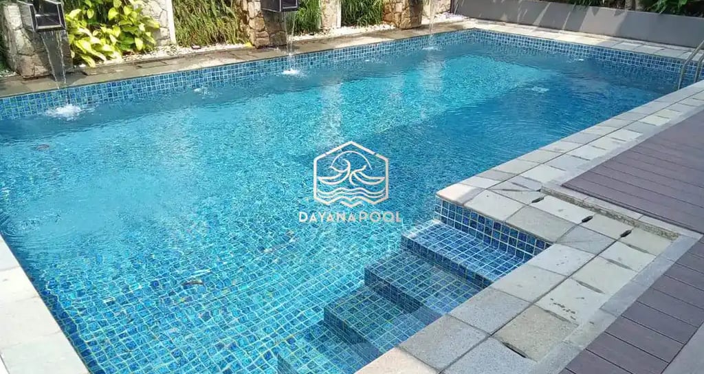 Kolam renang dengan keramik berwarna biru muda dan air yang jernih hasil dari dayanapool.