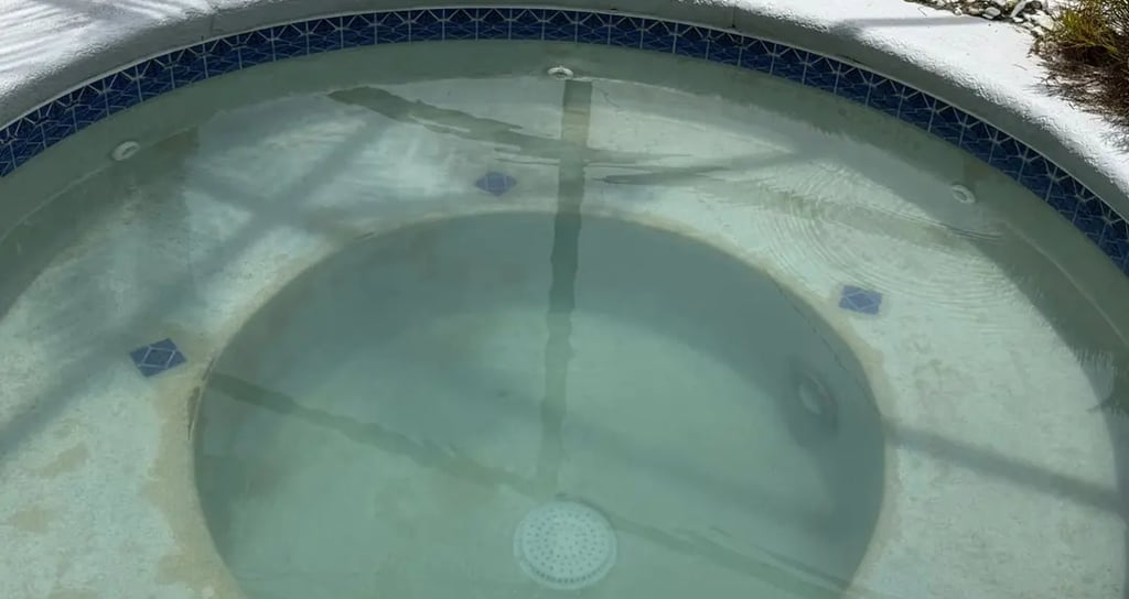 Kolam renang air hangat mewah di Depok dengan pemandangan pegunungan. 