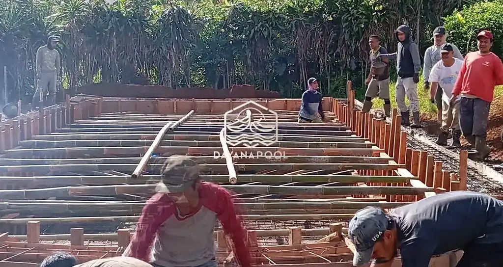 Proses pembuatan kolam renang di tasikmalaya