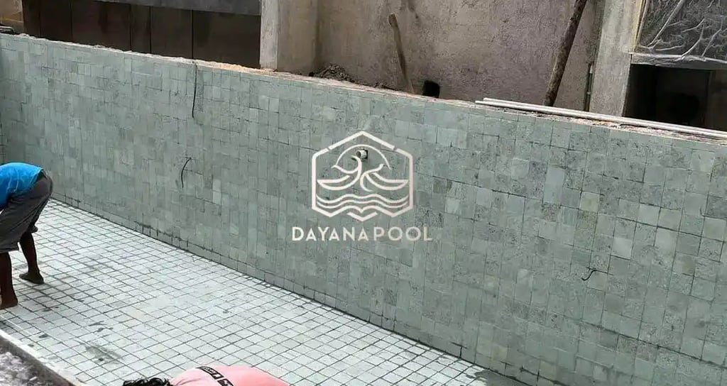 proses pembangunan kolam renang.