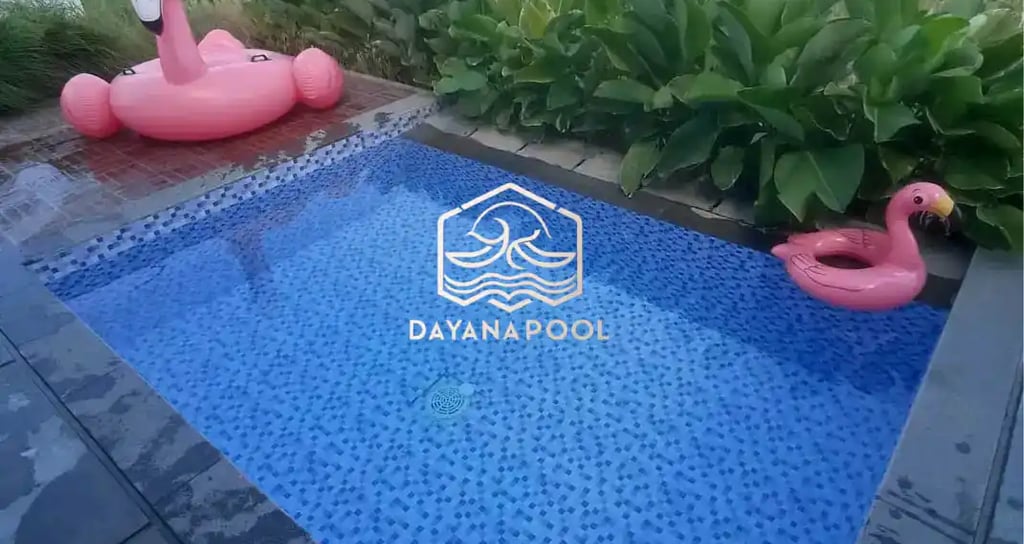 kolam renang minimalis dengan keramik berwarna biru muda dan air yang jernih