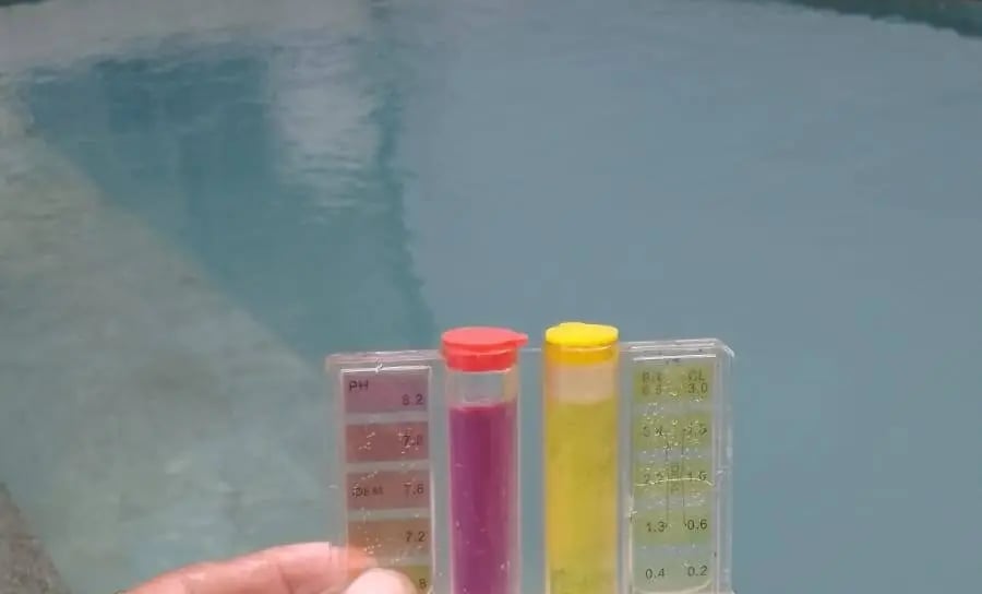 pengecekan PH Clorine menggunakan tes kit