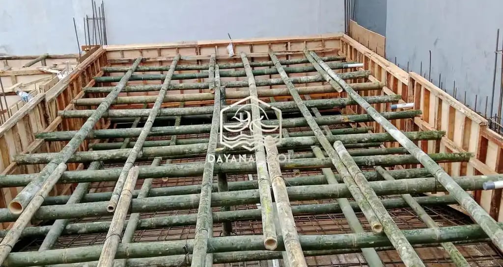 proses pengecoran kolam renang struktur beton.