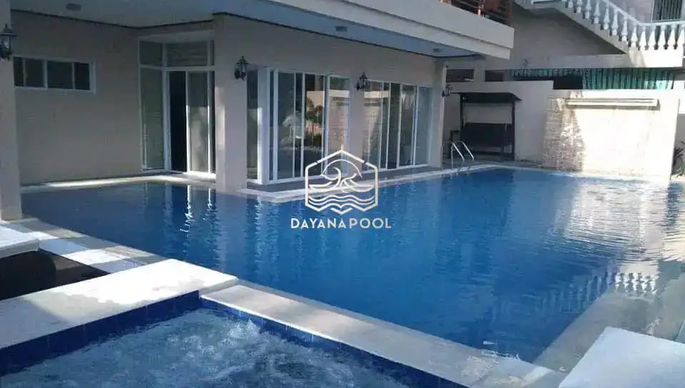 Kolam renang air hangat mewah di Bogor dengan pemandangan pegunungan.