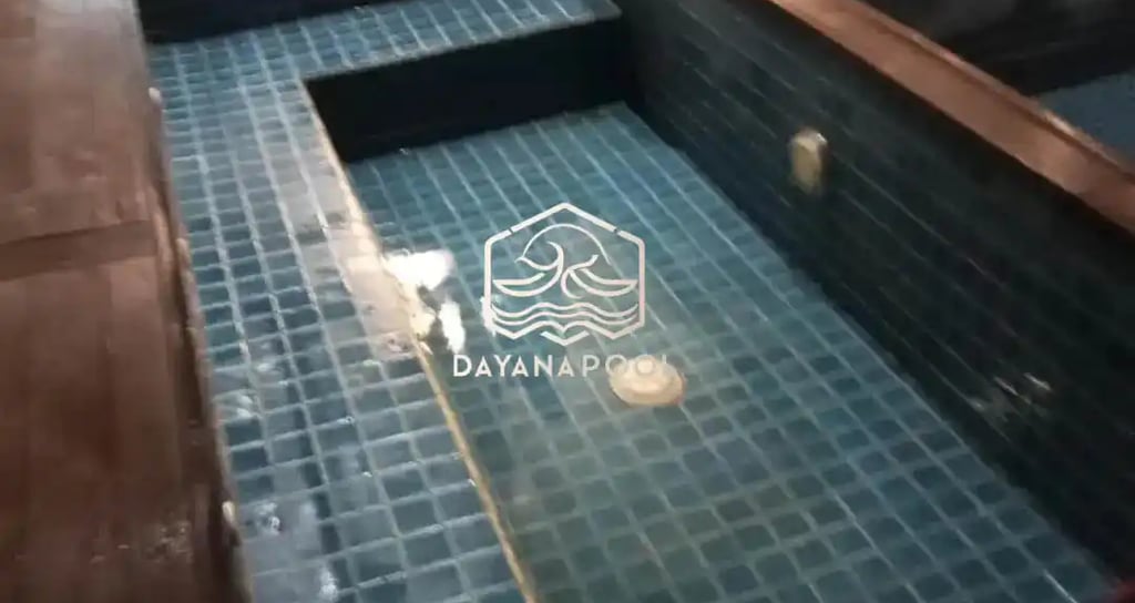 pembuatan kolam renang dan jakuzzi yangf menjadi satu.