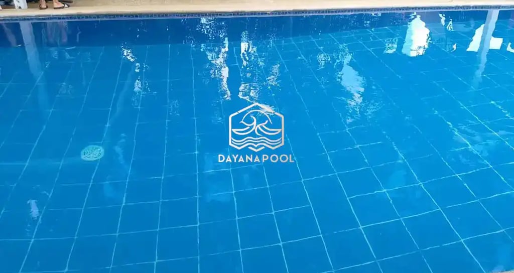 proses pengenatan keramik kolam renang oleh tim dayaanapool
