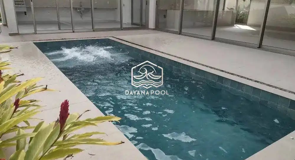 Kolam renang di villa rancaekek dengan finising kolam keramik roman berwarna biru.