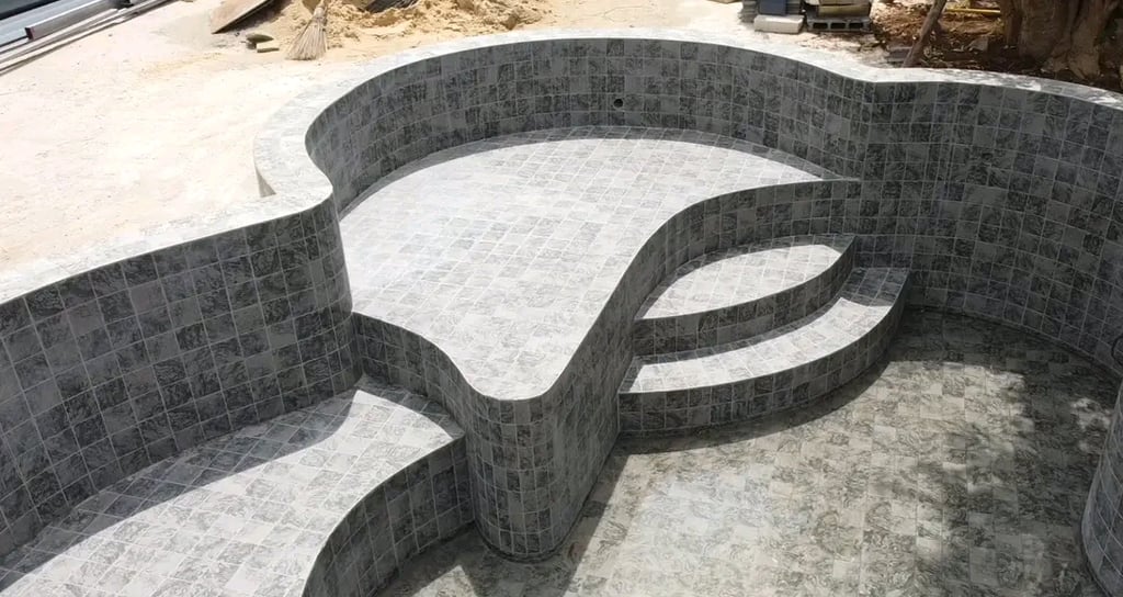 kolam renang artistik dengan finishing batu alam