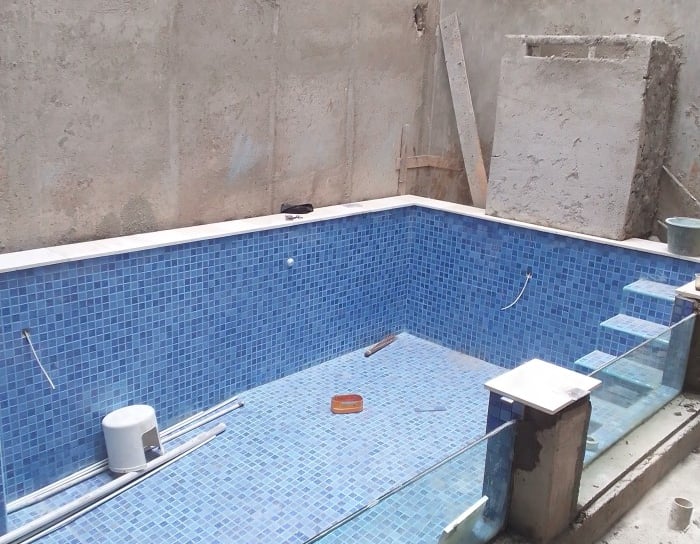 Kolam renang air hangat mewah di Kuningan dengan pemandangan pegunungan.