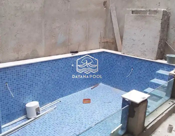 Kolam renang air hangat mewah di Kabupaten Bandung Barat dengan pemandangan pegunungan.
