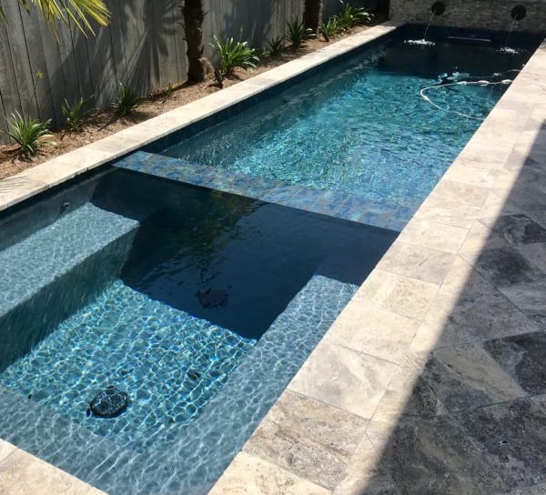 kolam renang di halaman belakang rumah di daerah depok
