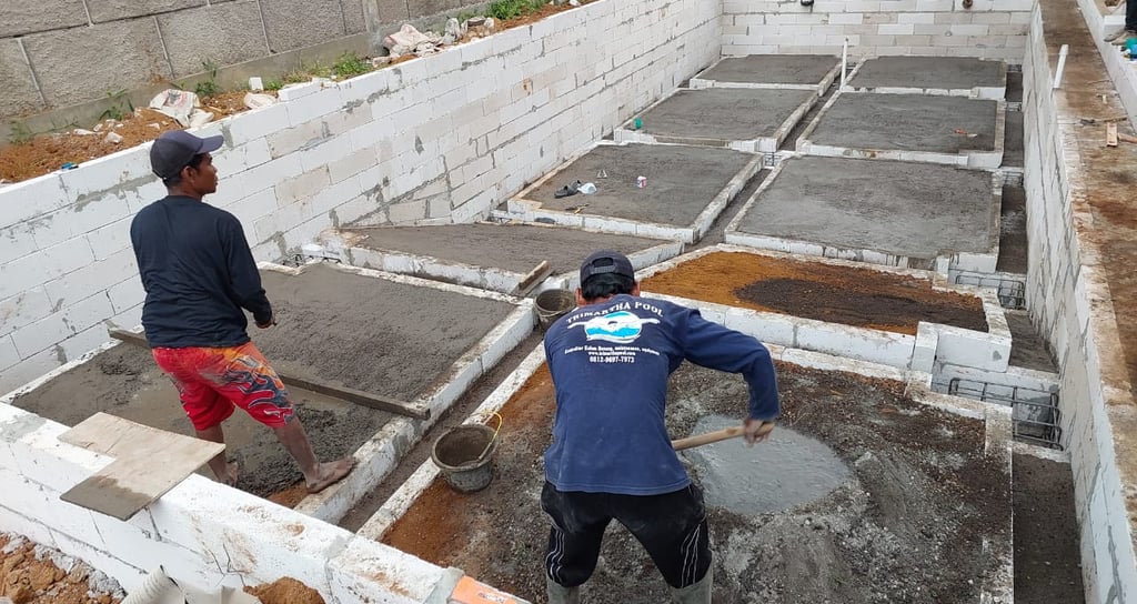 proses pembangunan kolam renang.