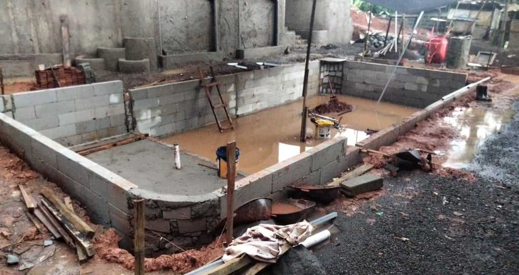proses pembuatan kolam renang tahap pemelesteran