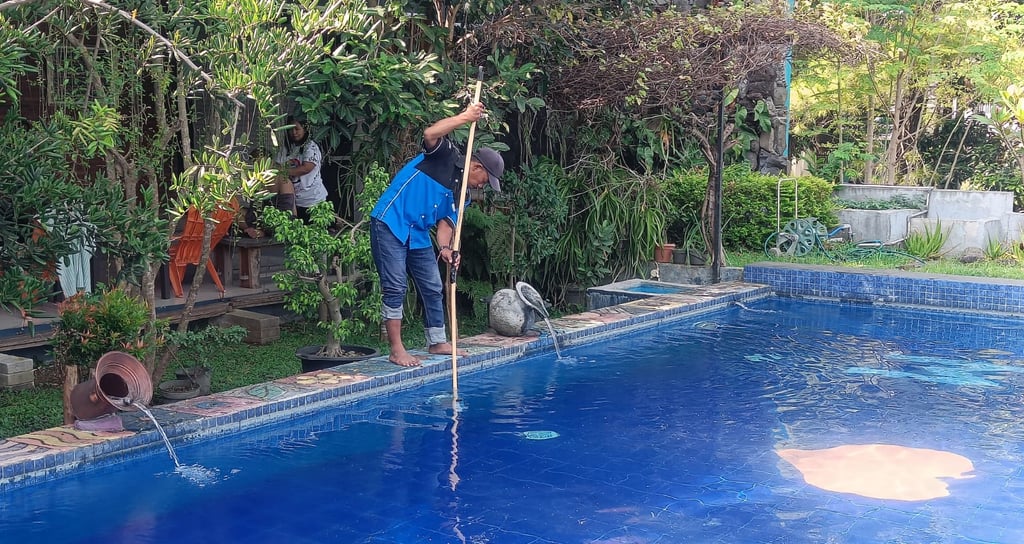 proses perawatan kolam renang oleh tim dayanapool