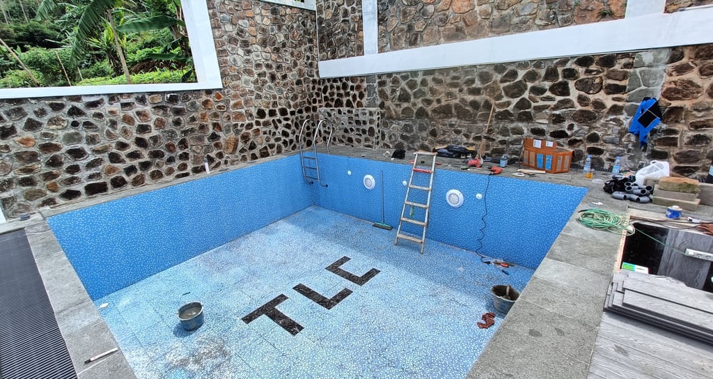 pengerjaan pemasangan aksesoris kolam renang oleh tim dayanapool.