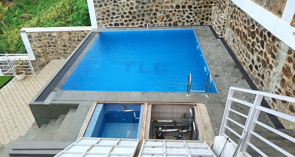 kolam renang minimalis dengan sistem over flow.