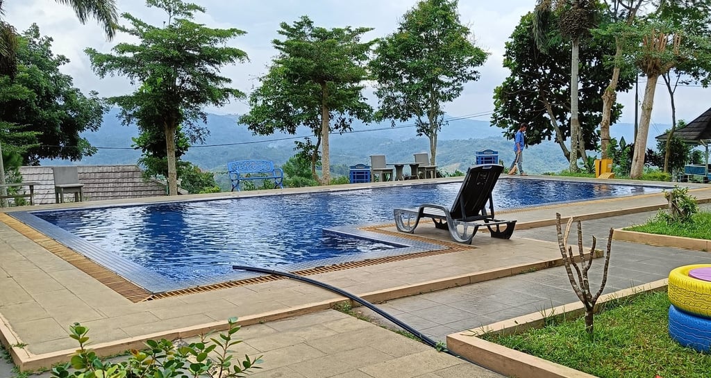 kolam renang buatan dayanapool di kota banjar