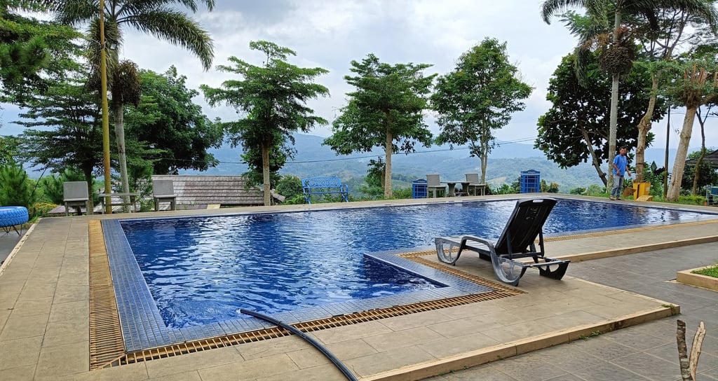 kolam renang garapan dayanapool di kabupaten bandung barat daerah pegunungan