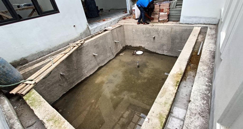 Proses pembuatan kolam renang di bandung.