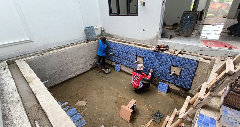Pemasangan keramik kolam renang
