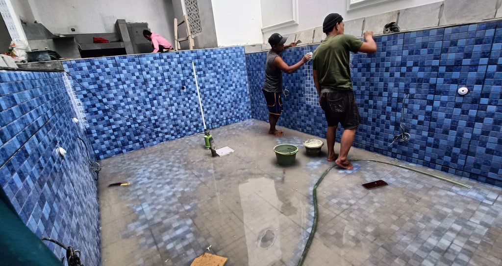 proses pengenatan keramik kolam renang oleh tim dayaanapool