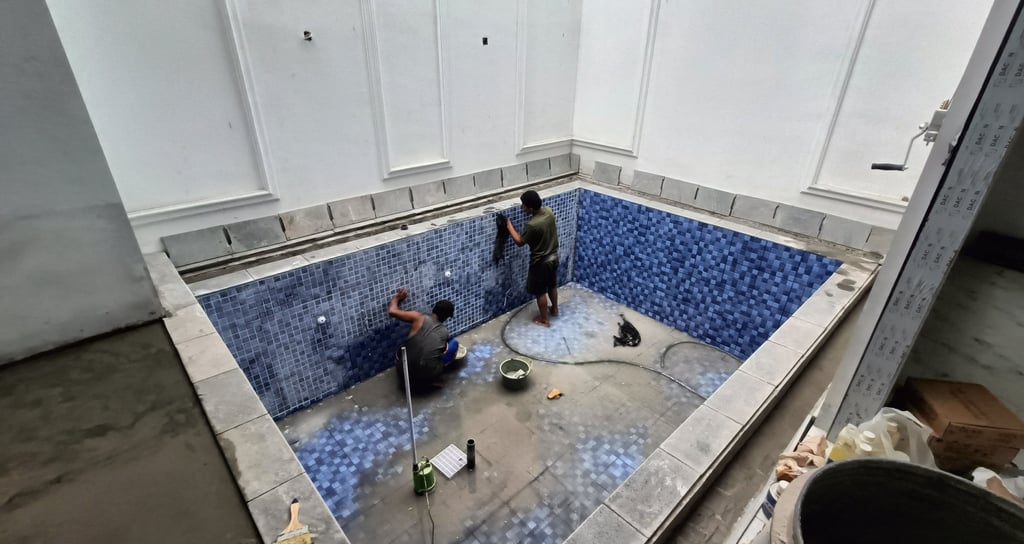 pemasangan finishing kolam renang, menggunakan keramik motif mozaik