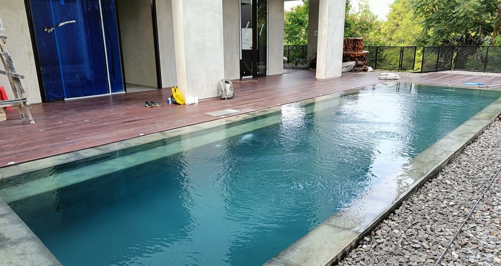 Kolam renang air hangat mewah di Pangandaran dengan pemandangan pegunungan.