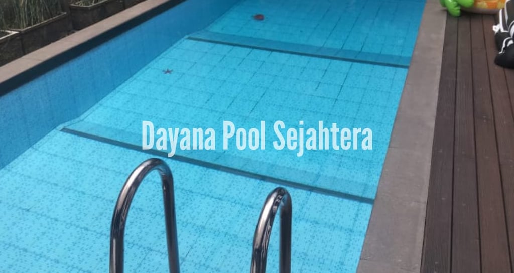 kolam renang garapan dayanapool dengan keramik berwarna biru muda