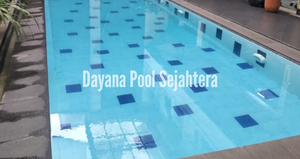 Kolam renang dengan keramik berwarna biru muda dan air yang jernih hasil dari dayanapool.