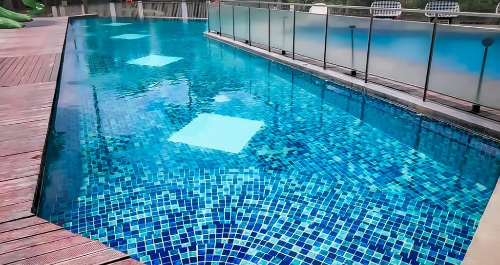 kolam renang di villa dengan keramik mozaik