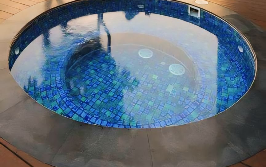 Kolam jakuzzi lengkap dengan pemanas air dan pemijatnya.