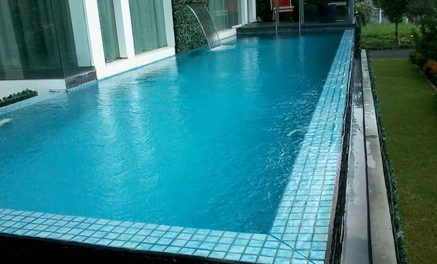 Kolam renang desain elegan di Serang buata dari tim dayanapool