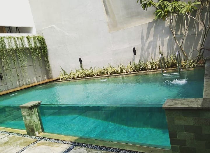 Kolam renang air hangat mewah di Kabupaten Bandung Barat dengan pemandangan pegunungan. 