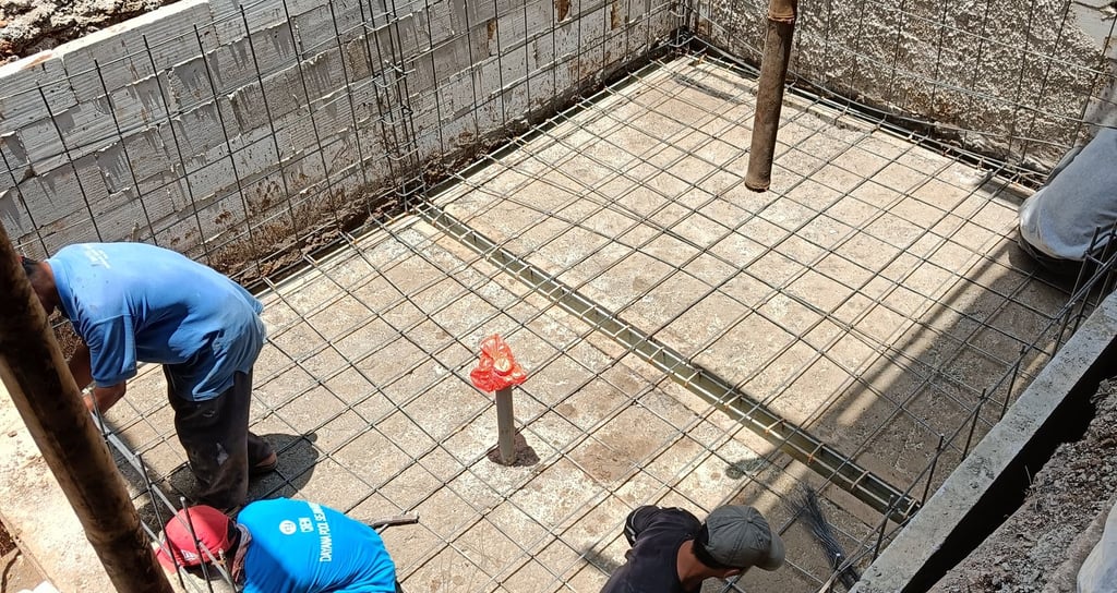 prodses pembuatan struktur dan gelaran kolam renang.