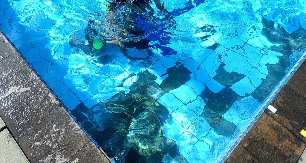 proses renovasi penggantia keramik kolam renang