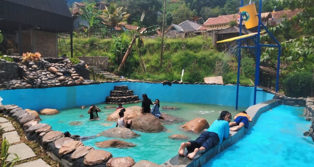 kolam renang alam di pangalengan dengan ukuran 10x10.