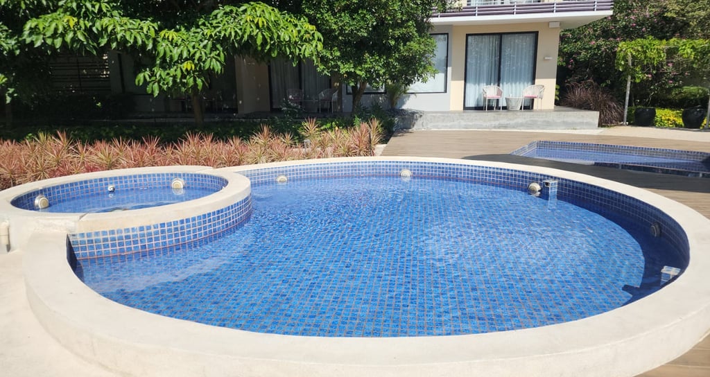 Kolam renang air hangat mewah di Sukabumi dengan pemandangan pegunungan. 